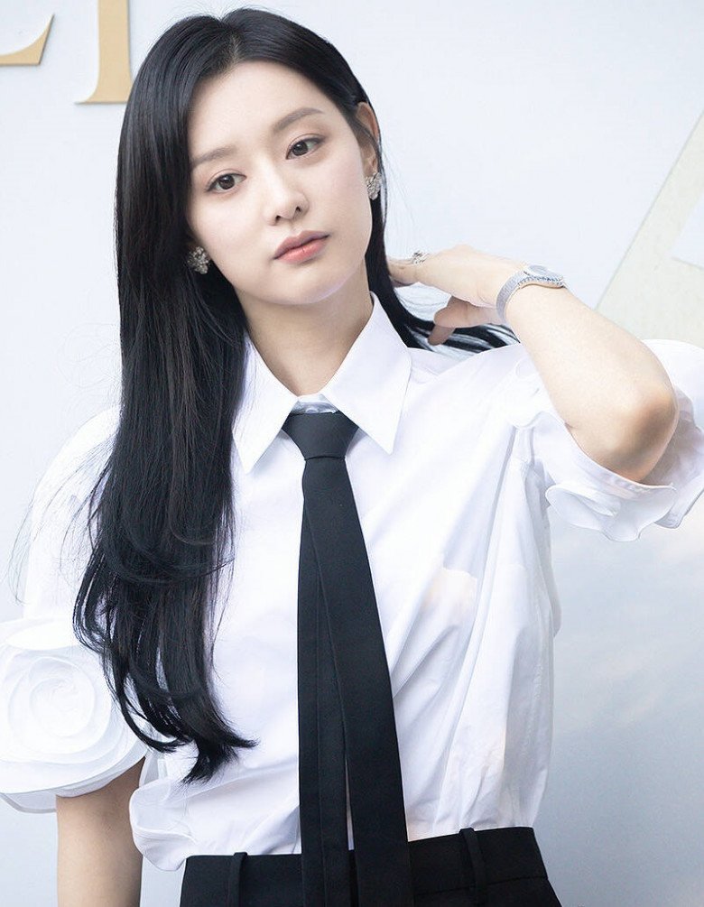 Nữ diễn viên nổi tiếng Hàn Quốc Kim Ji Won cho biết, cô thường xuyên dùng nước rau bắp cải luộc để kiểm soát cân nặng. Ảnh: MXH.