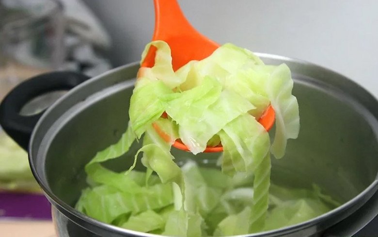 Khi luộc rau bắp cải nên dùng cả rau và nước để cơ thể nhận nhiều dinh dưỡng nhất. Ảnh minh họa. 