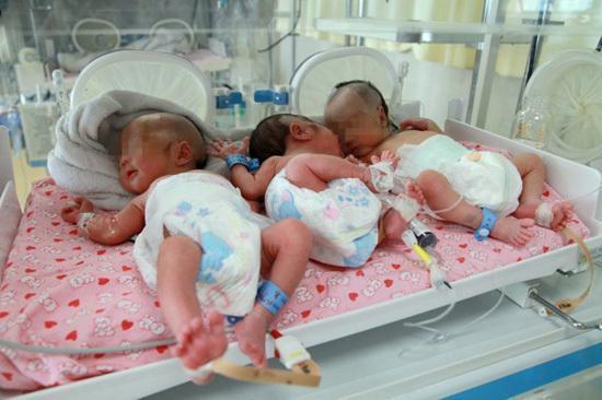 3 đứa trẻ sau khi sinh ra được nằm lồng kính. (Ảnh minh họa)