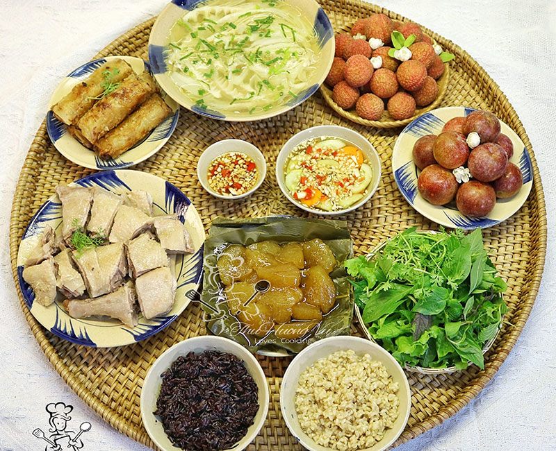 Vịt luộc, nem rán, canh măng.
