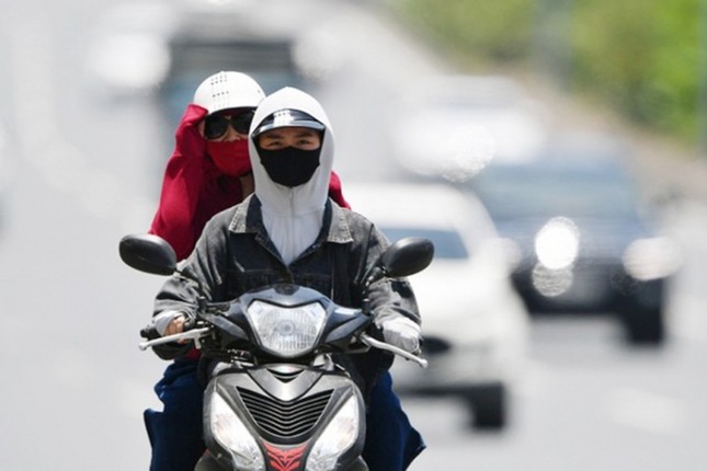 Miền Bắc nắng nóng đặc biệt gay gắt trong hôm nay.