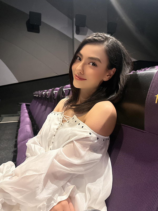 Được biết, Hồng Quế sinh năm 1994 tại Hà Nội. Sở hữu chiều cao 1,79m, Hồng Quế gia nhập công ty đào tạo người mẫu New Talent từ khi mới 13 tuổi.