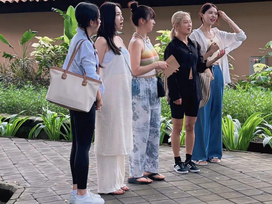 Đoàn phim không xuất trình được giấy phép quay hình khi chính quyền yêu cầu.
