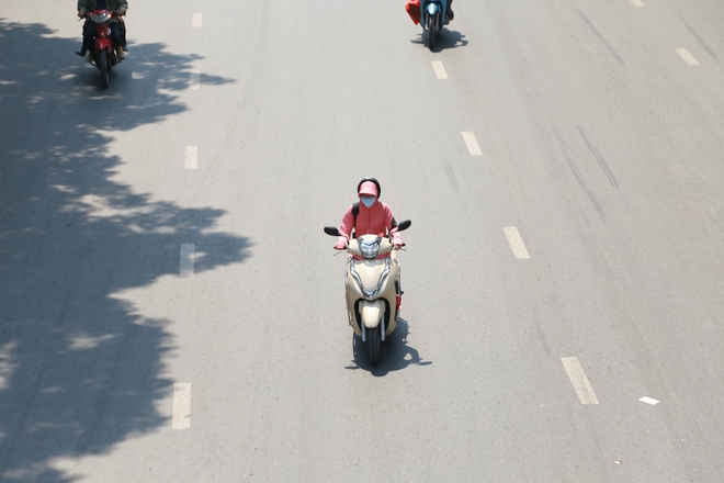 Ngày nghỉ lễ đầu tiên “đỏ rực” 45 độ C, Hà Nội như amp;#34;lò bát quáiamp;#34; khiến người dân không dám ra đường - 3