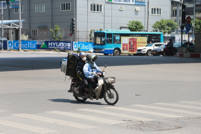 Ngày nghỉ lễ đầu tiên “đỏ rực” 45 độ C, Hà Nội như amp;#34;lò bát quáiamp;#34; khiến người dân không dám ra đường - 5