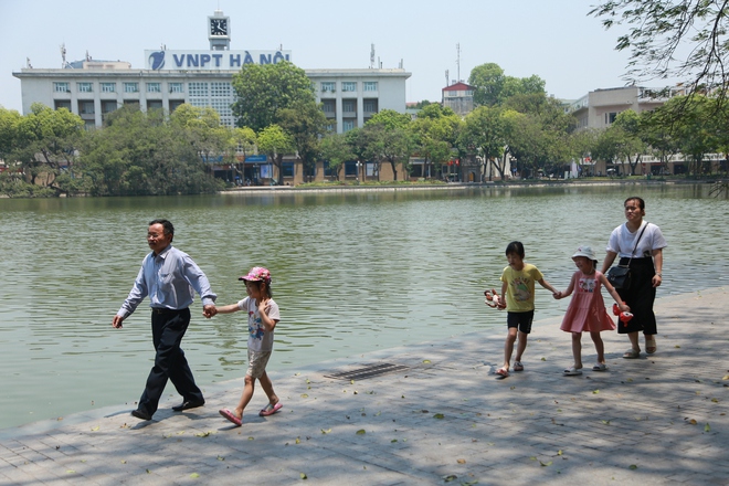 Ngày nghỉ lễ đầu tiên “đỏ rực” 45 độ C, Hà Nội như amp;#34;lò bát quáiamp;#34; khiến người dân không dám ra đường - 8