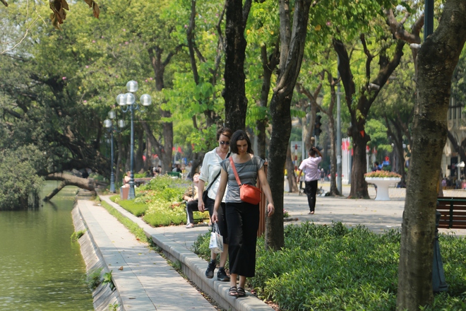 Ngày nghỉ lễ đầu tiên “đỏ rực” 45 độ C, Hà Nội như amp;#34;lò bát quáiamp;#34; khiến người dân không dám ra đường - 10