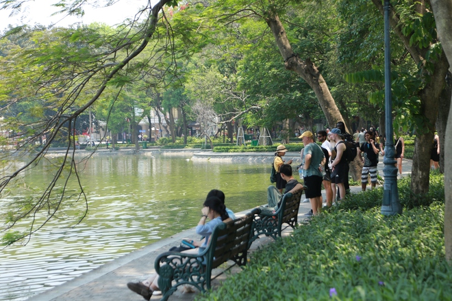 Những bóng râm, chiếc ghế đá quanh khu vực Hồ Gươm là địa điểm dừng chân nghỉ ngơi của du khách và người dân trong ngày nghỉ lễ đầu tiên