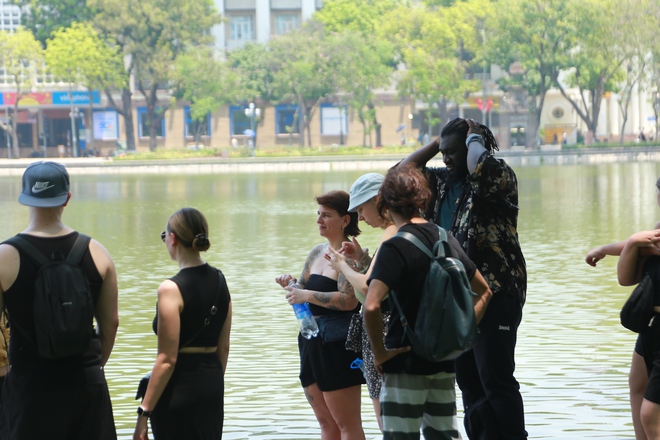 Ngày nghỉ lễ đầu tiên “đỏ rực” 45 độ C, Hà Nội như amp;#34;lò bát quáiamp;#34; khiến người dân không dám ra đường - 12