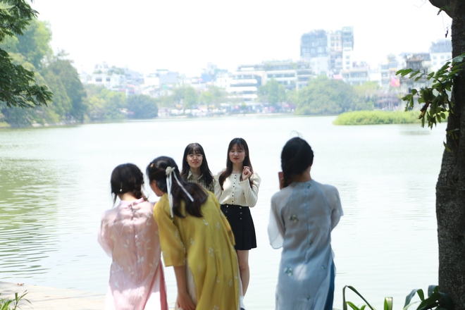 Trung tâm thương mại ở Hà Nội đông nghịt người đến trốn nắng