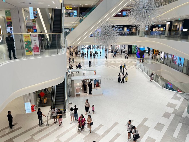 Đông người chọn vào trung tâm thương mại để trốn nắng (Ảnh: Lữ Phụng Tiên)