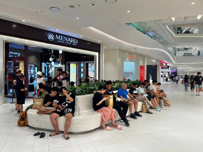 Khu vực các băng ghế chờ luôn ngồi kín chỗ