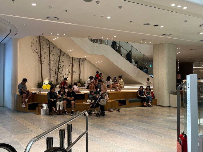 Ngày nghỉ lễ đầu tiên “đỏ rực” 45 độ C, Hà Nội như amp;#34;lò bát quáiamp;#34; khiến người dân không dám ra đường - 18