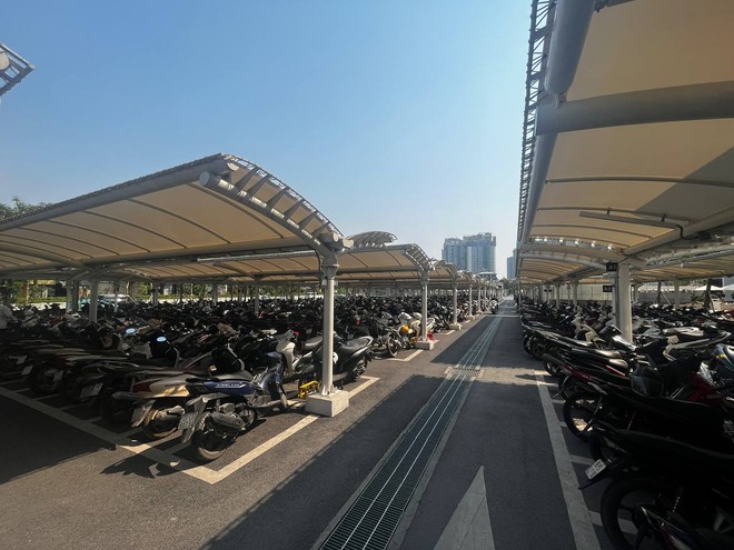 Bãi giữ xe của TTTM chật kín các phương tiện trong ngày nắng nóng
