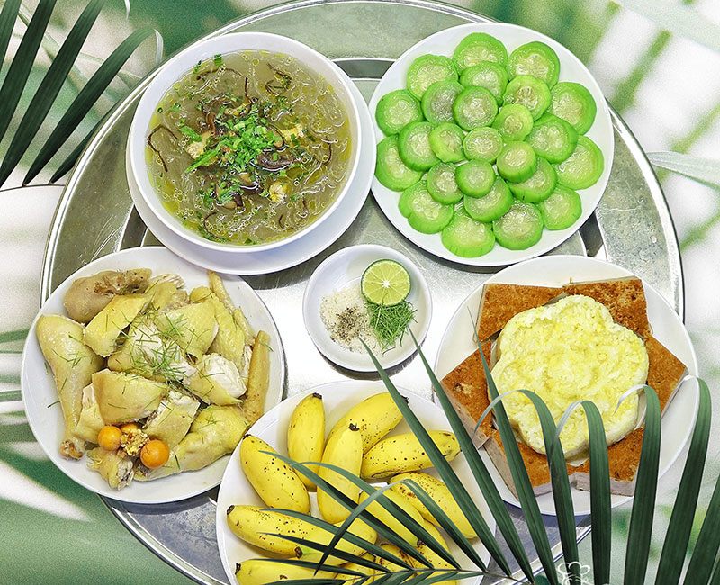 Mâm cơm này gồm: Mướp luộc, gà luộc, xôi, chả, canh miến.
