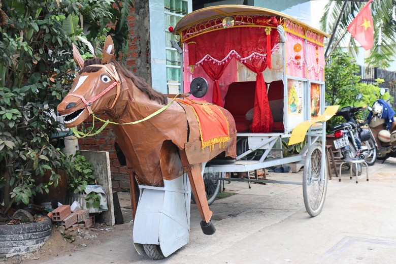 Độc lạ ông chú bỏ 15 triệu làm “ngựa sắt” y như thật, tự tin chạy đua 30km/h với xe máy khắp Sài Gòn - 2