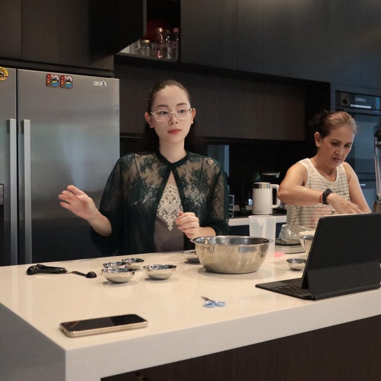 Linh Rin khoe vẻ nóng bỏng trong căn bếp với chiếc váy ren xuyên thấu.
