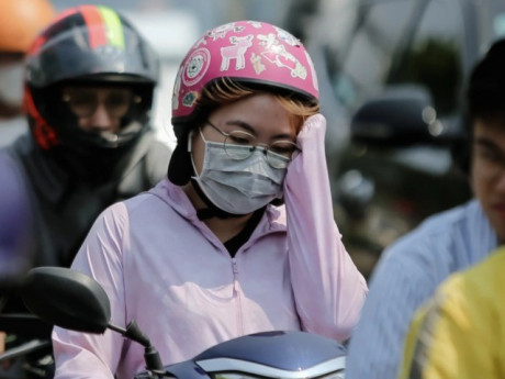 Nắng nóng tới trên 40 độ C: Ai dễ say nắng, sốc nhiệt nhất? 3 giờ này trong ngày dù trẻ khỏe cũng đừng ra nắng