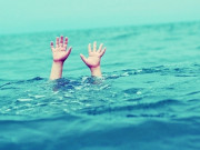 Sức khỏe - Bé trai ngã vào hồ cá koi đuối nước nguy kịch