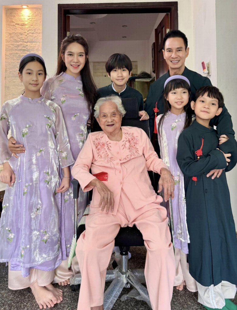 Gia đình Lý Hải Minh Hà quây quần bên mẹ - bà Phạm Thị Hai 98 tuổi.