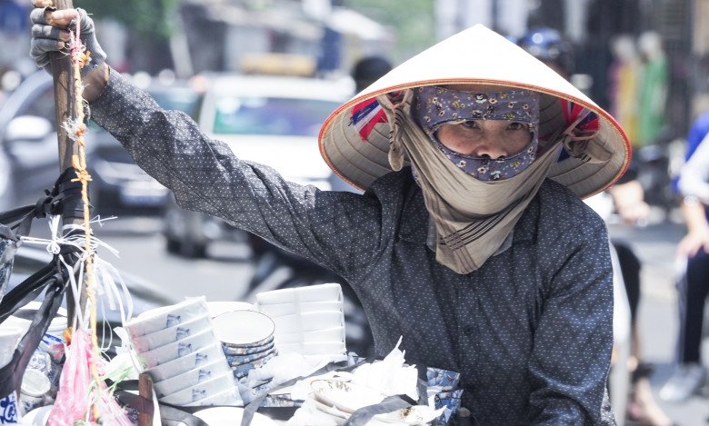 Những người lao động ngoài trời nắng rất dễ bị say nắng nếu không có biện pháp bảo hộ và phong tránh an toàn. Ảnh minh họa. 