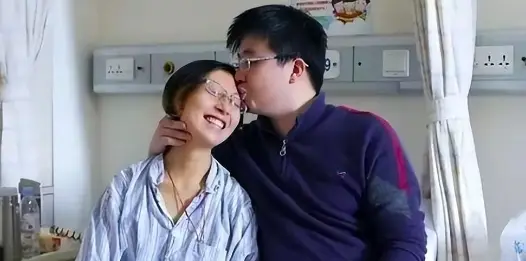Trương Lệ Quân được chồng chăm sóc trong bệnh viện. (Ảnh: Sohu)