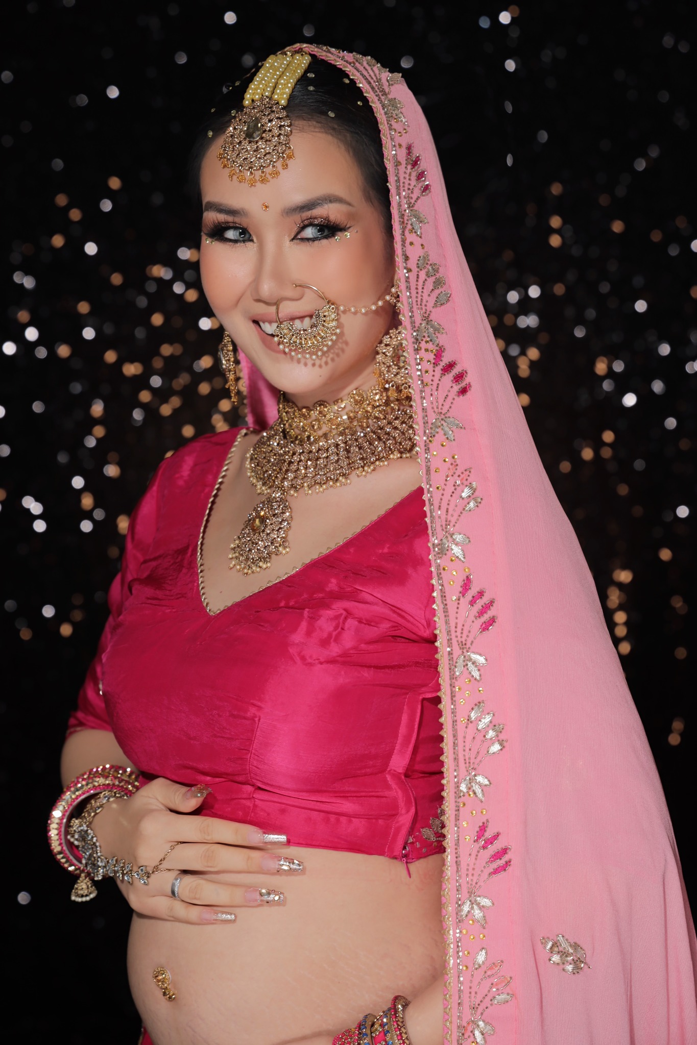 Vòng 2 của Võ Hạ Trâm xuất hiện rõ vết rạn da.