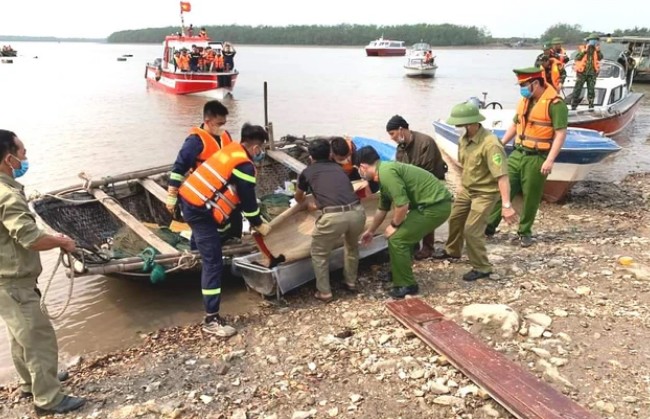 Nạn nhân cuối cùng gặp nạn trong vụ lật thuyền vào sáng ngày 25/4 đã được lực lượng cứu hộ, cứu nạn tìm thấy sáng nay.