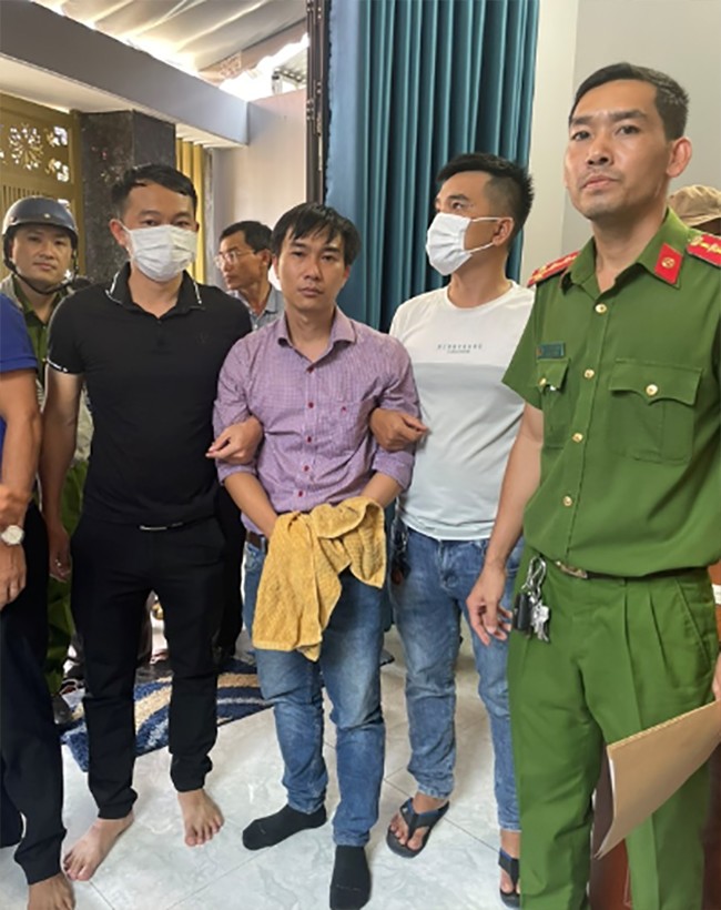 Công an khám xét nhà Sơn