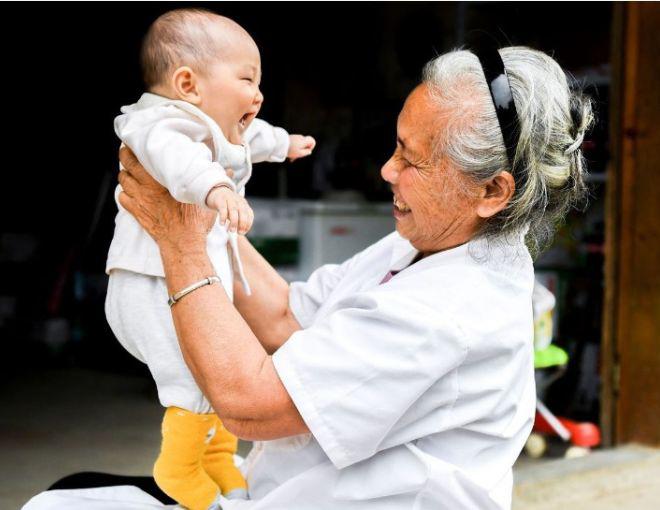 Tuy mẹ không trực tiếp làm ra tiền nhưng từng việc làm của mẹ giúp chúng tôi tiết kiệm được khá nhiều tiền. (Ảnh minh họa)