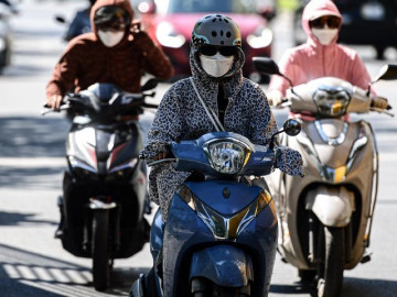 Ngày nghỉ lễ đầu tiên “đỏ rực” 45 độ C, Hà Nội như lò bát quái khiến người dân không dám ra đường