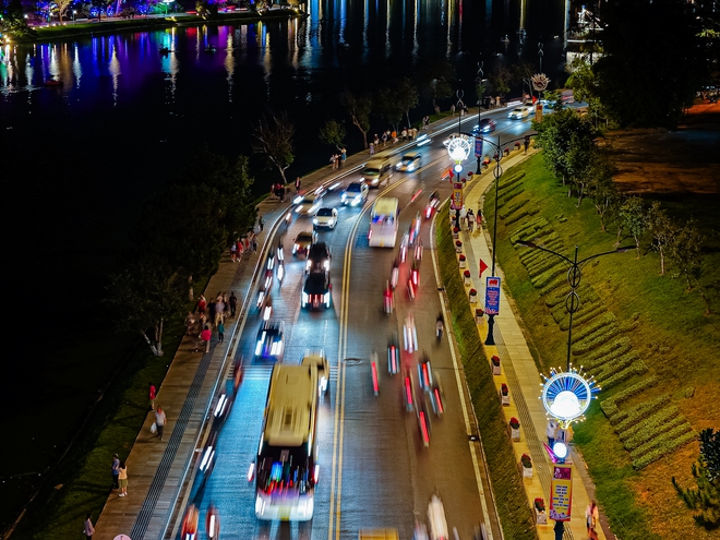 Theo đó, các phương án phân luồng giao thông ở nội ô, chống ách tắc ở cửa ngõ Đà Lạt (đèo Prenn và đèo Mimosa), cửa ngõ tỉnh Lâm Đồng (đèo Bảo Lộc) luôn sẵn sàng. Qua ghi nhận trong ngày nghỉ lễ đầu tiên, không có hiện tượng ùn tắc tại các đoạn đèo này.