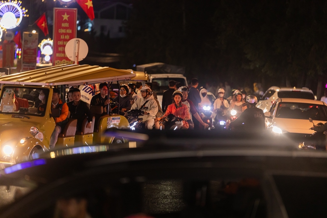 Đà Lạt bắt đầu đông đúc khi dân tình đổ xô đi trốn nóng: Thời tiết mát mẻ, khách sạn còn phòng - 3