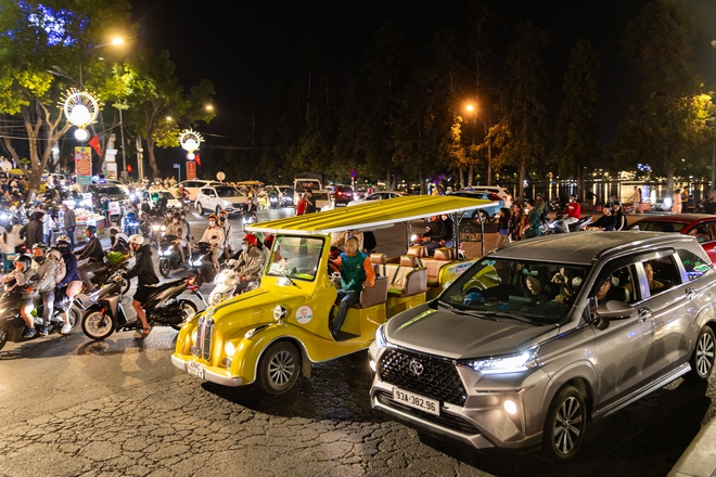 Đến tối, khi thời tiết mát mẻ dao động từ 18 - 20 độ C, du khách bắt đầu đổ xô ra trung tâm TP Đà Lạt vui chơi, một số tuyến đường ùn ứ nhẹ.