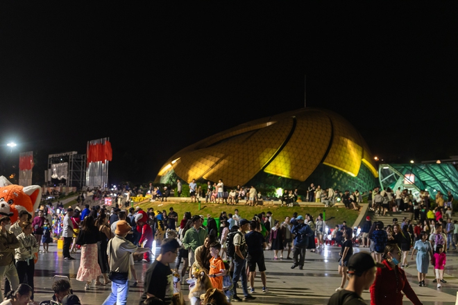 Khu vực quảng trường Lâm Viên đông vui tối ngày 27/4