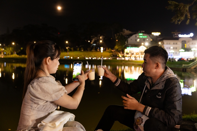 Đôi bạn trẻ chụp ảnh check in bên bờ hồ Xuân Hương