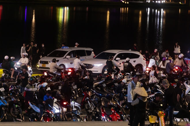 Theo ghi nhận, một số khách sạn, nhà nghỉ vẫn còn phòng cho khách thuê. Các homestay nổi tiếng thì đã kín phòng đến hết lễ. Giá tăng khoảng 20% so với ngày thường.