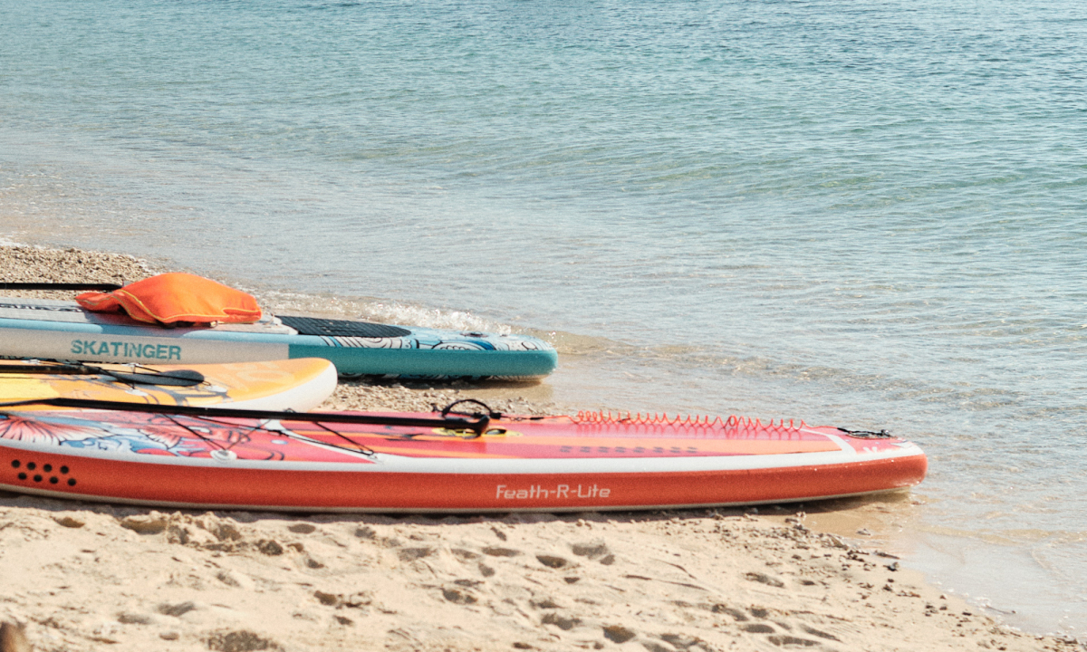 Ở phía tây nam của cù lao là những bãi biển trong xanh, Đức nhìn thấy được những đàn cá bảy màu, rong rêu, tảo biển dưới đáy. Một số nhóm mang thuyền kayak ra chèo hoặc lặn ngắm san hô.