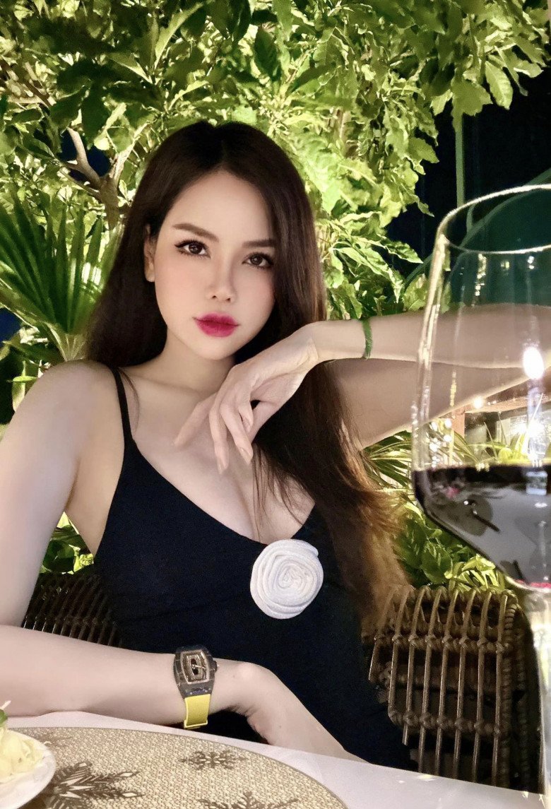 Với những bữa tối thân mật với bạn bè và gia đình, bà mẹ hai con lựa chọn váy bodycon hai dây bó sát, chiếc váy màu đen tôn lên làn da trắng sứ cùng với chi tiết hoa được điểm tinh tế.