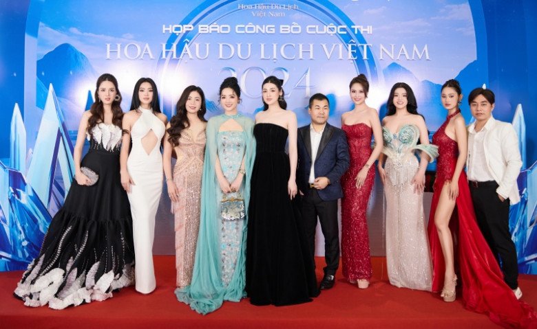 Hoa hậu Giáng My trẻ trung khi đứng cùng khung hình với các chân dài khác.