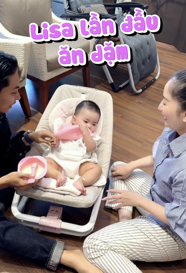 Làm mẹ lần 3, Khánh Thi chăm con gái Lisa ăn dặm vẫn bị nhắc nhở lỗi sai cơ bản - 1