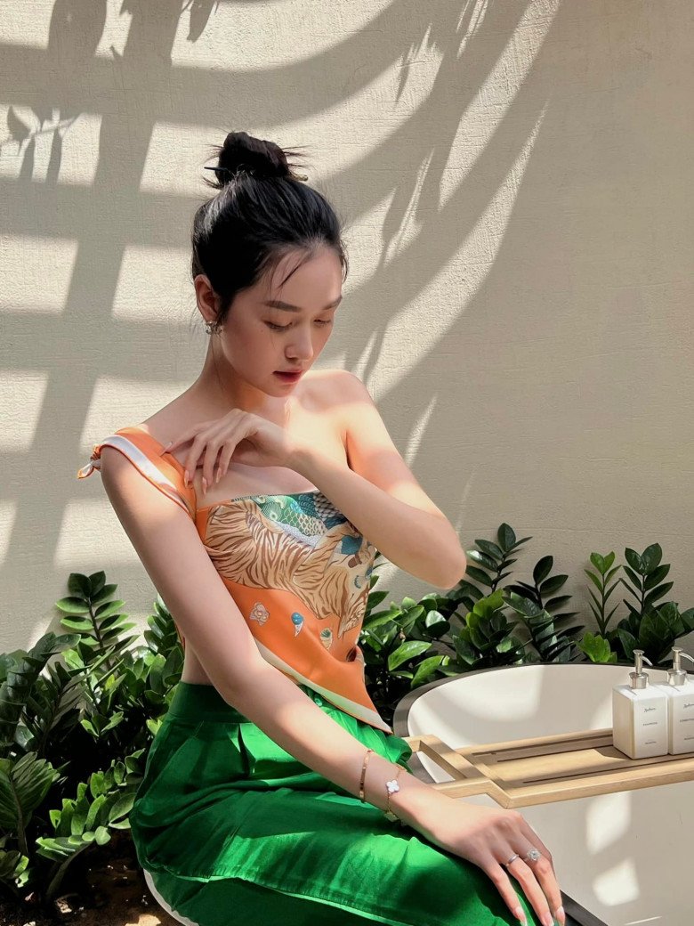 Những Hoa - Á hậu Việt lấy chồng sớm: Sống trong nhung lụa ăn mặc sang chảnh, cứ ra phố là "dát" hàng hiệu - 3