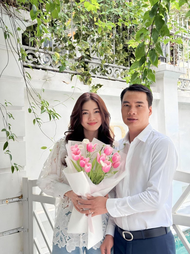 Những Hoa - Á hậu Việt lấy chồng sớm: Sống trong nhung lụa ăn mặc sang chảnh, cứ ra phố là "dát" hàng hiệu - 13