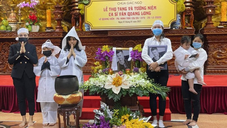 2 người vợ cùng các con tổ chức lễ tưởng niệm dành cho Vȃn Quang Long sau khi linh cữu anh ᵭược ᵭưa vḕ Việt Nam.