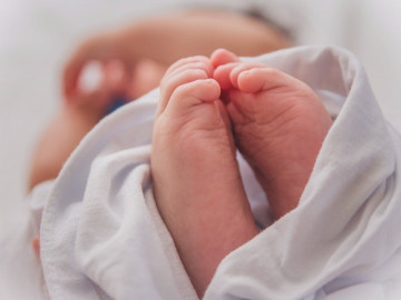 Bé sơ sinh bệnh viêm da bị bỏ rơi trong thùng giấy