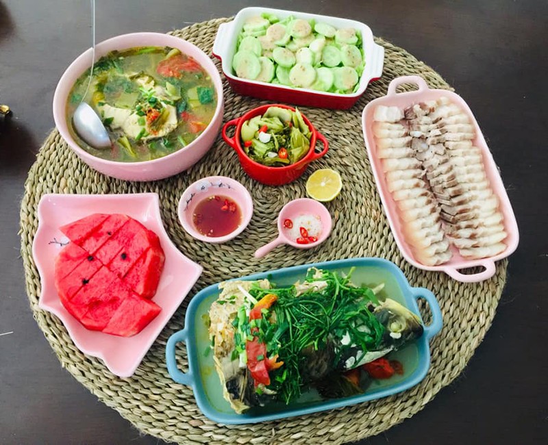 Thịt luộc, canh cá nấu dưa chua, salad dưa chuột. (Ảnh: Tú Linh)
