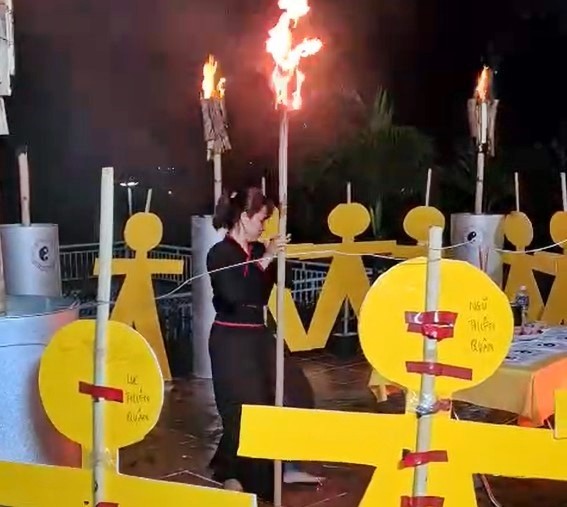 Múa lửa và lần lượt đốt các hình nộm.