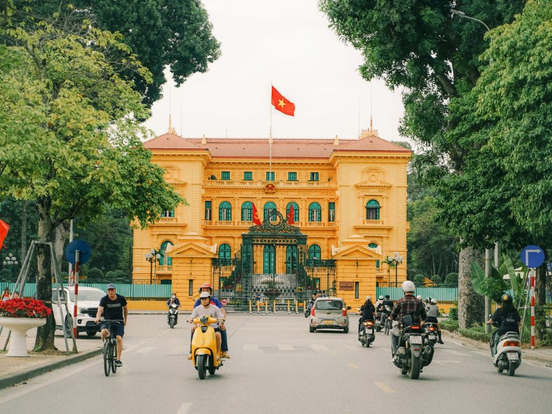 Những ngày lễ, đường phố Hà Nội cũng trở nên vắng vẻ hơn ngày thường, một phần vì thời tiết nắng nóng oi bức, người dân cũng hạn chế ra ngoài. (Ảnh: D. Phạm Tú)
