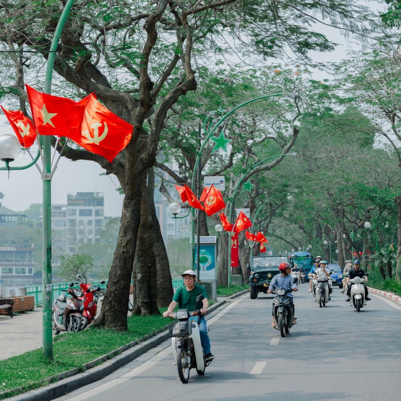 Đường Thanh Niên - một trong những con đường đẹp nhất Hà Nội cũng trở nên hân hoan, rực rỡ. (Ảnh: Trường Thi)
