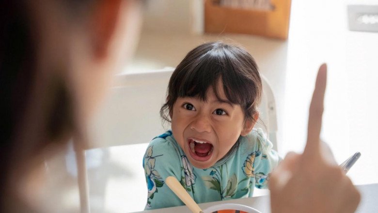 Đứa trẻ im lặng và đứa trẻ cãi lại khi bị bố mẹ mắng có sự phát triển khác nhau (Ảnh minh hoạ).